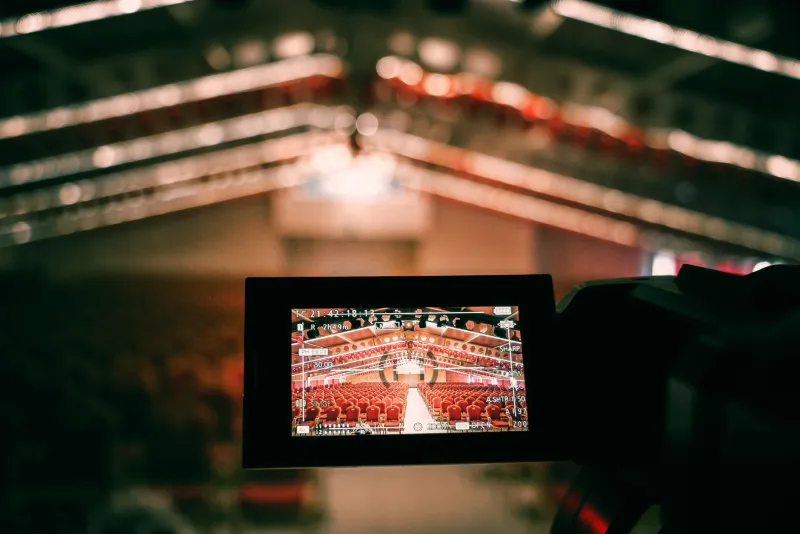 Niemand schaut zu: Die stille Katastrophe der deutschen Corporate-Videos